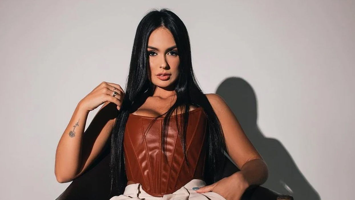 A nova musa do BBB 23, Larissa Santos exibe volume bronzeado: “Minha favorita!”