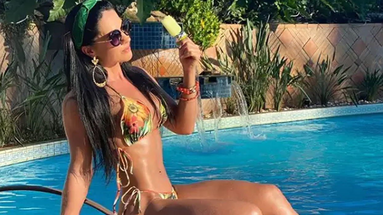 De férias no Estados Unidos, Graciele Lacerda curte banho de piscina: “Verão!”