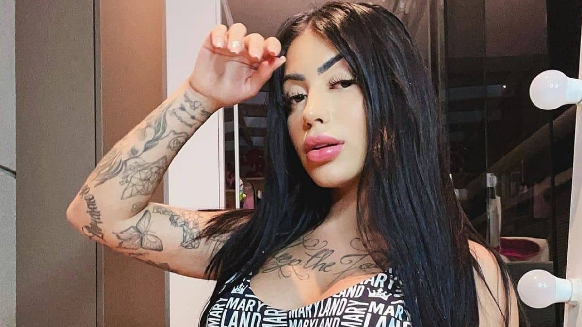 Mirella aposta em look revelador e esbanja boa forma no espelho: “Comissão de fora!”