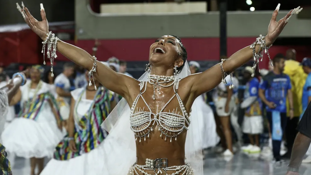 Sabrina Sato aposta em look revelador para curtir carnaval: “Vai ter casório na Sapucaí!”