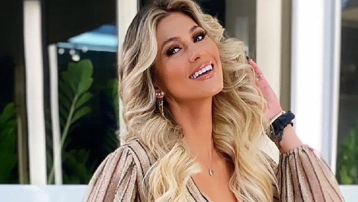 Lívia Andrade agita web com dentes claros demais: ‘Não tem como, quem fala é feio’