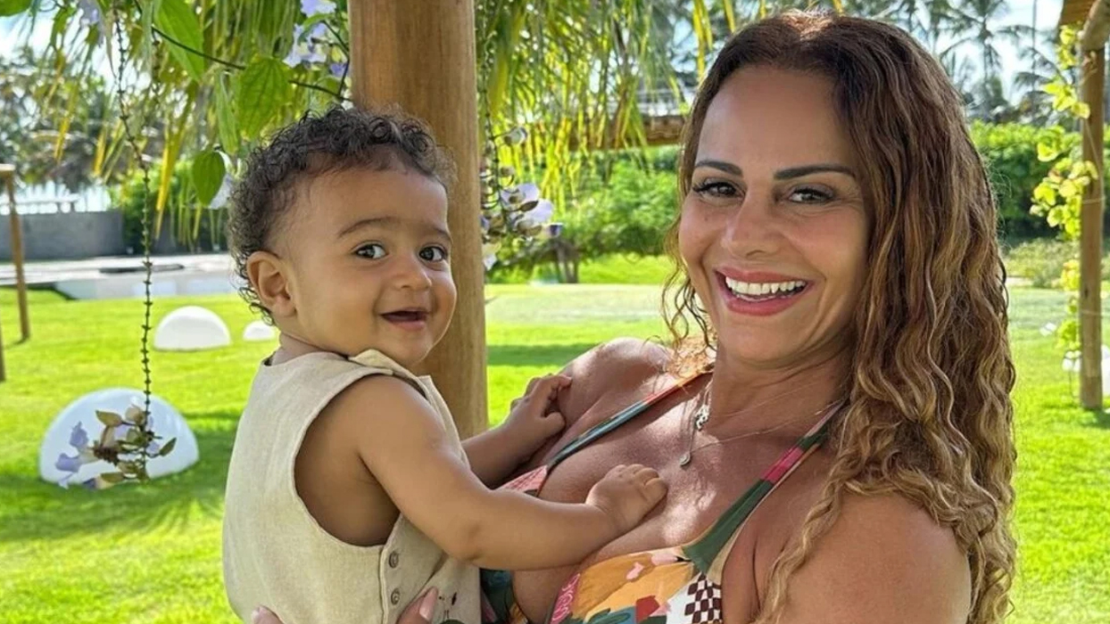 Viviane Araújo encanta seguidores com foto do filho tentando cara de sério: ‘Fofinho’