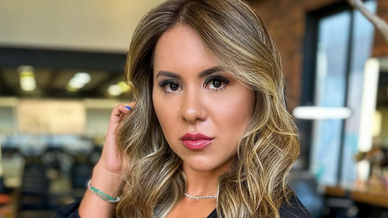 Natália Toscano muda visual e é exaltada na web: ‘Loirona e com o cabelo comprido!!