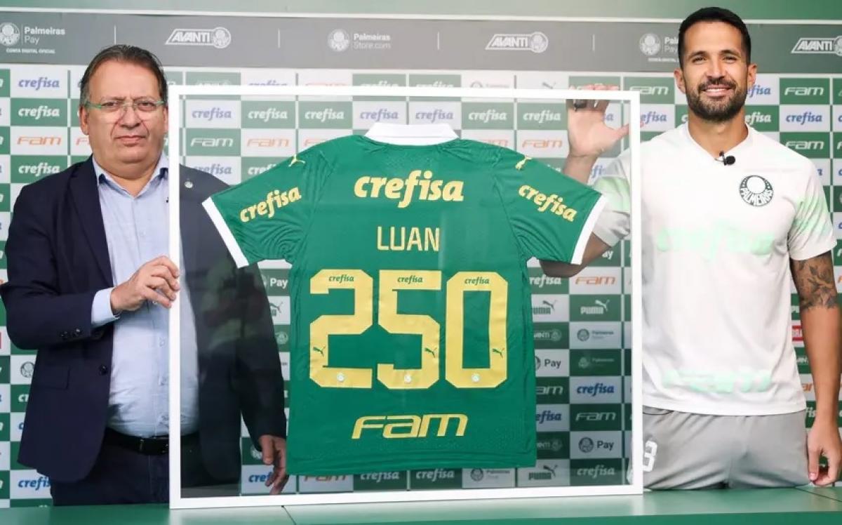 Luan recebe homenagem pelos 250 jogos no Palmeiras; ‘Motivo de muito orgulho’