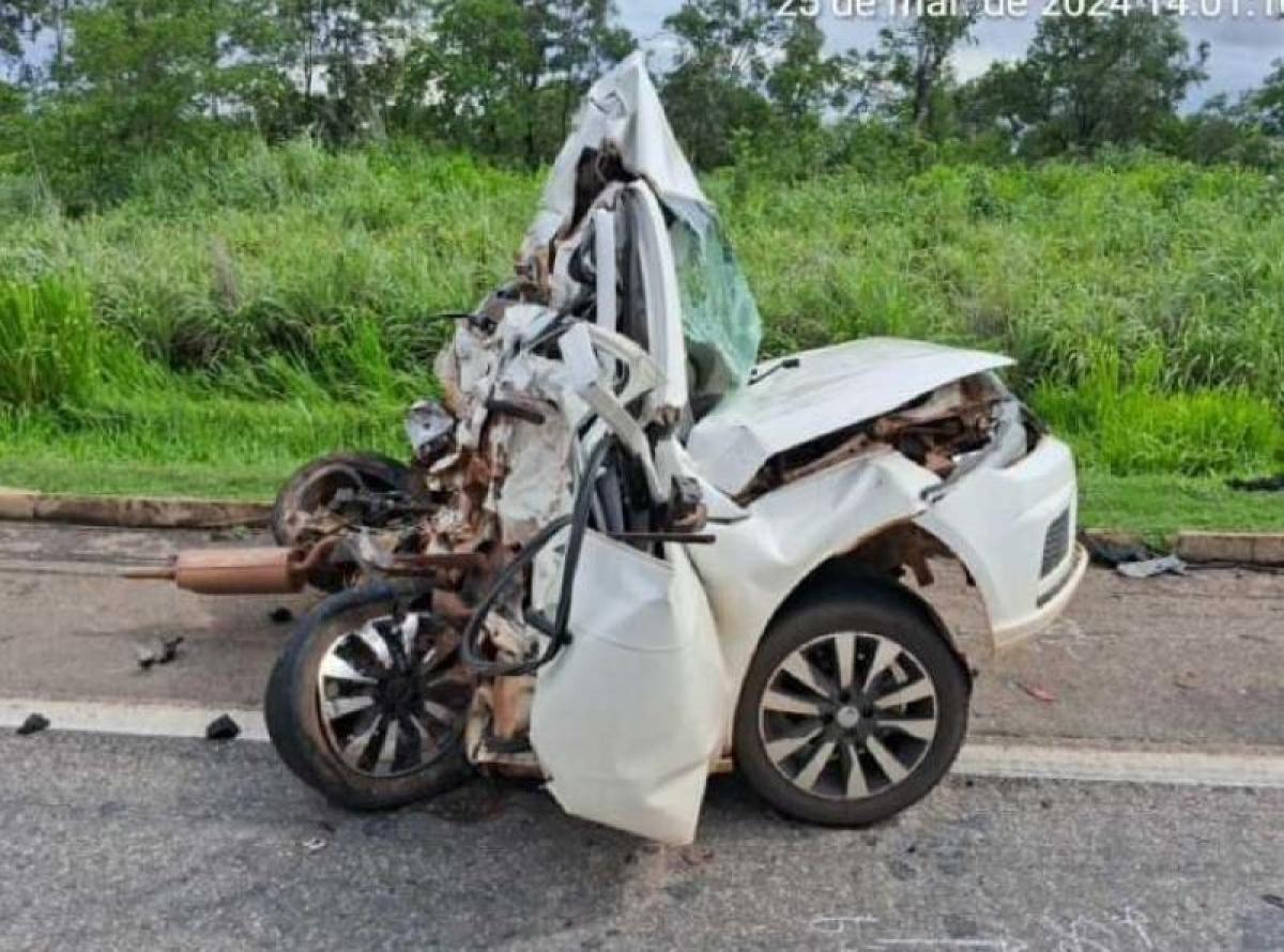 Jovem morre em grave acidente entre Gol e caminhão