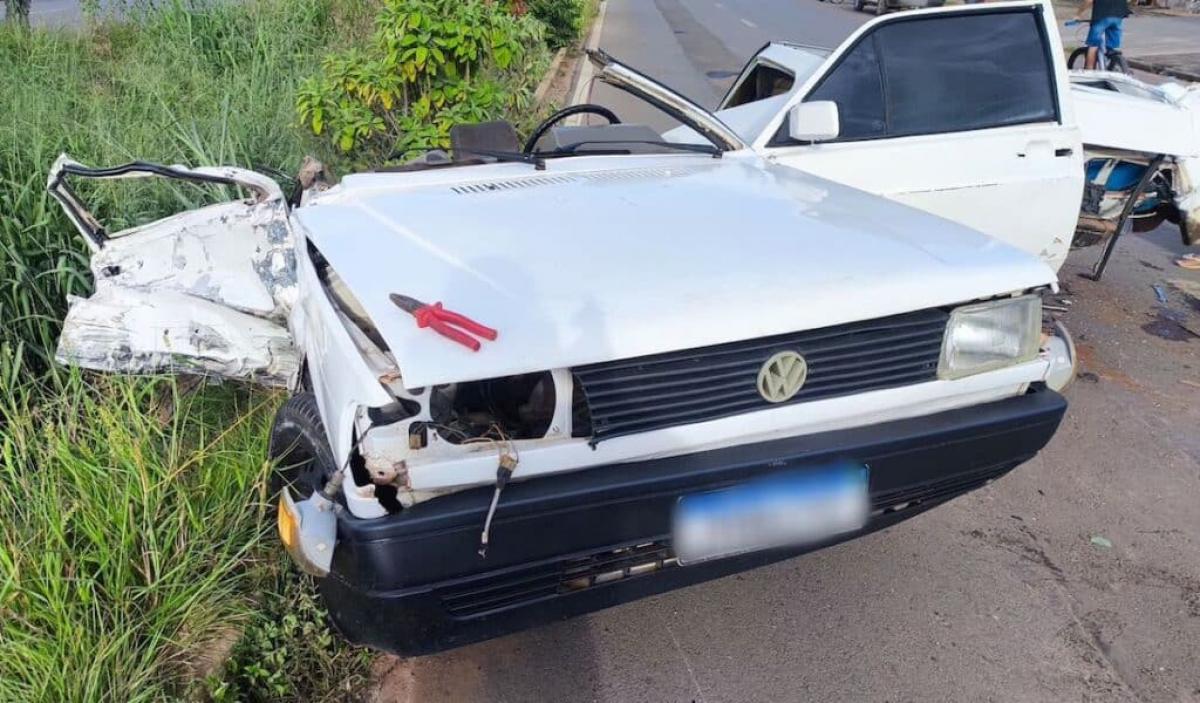 Carro parte ao meio após colidir com caminhonete em MT