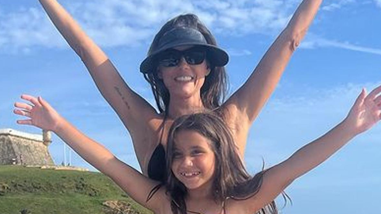 Deborah Secco exibe cliques de biquíni com a filha Maria Flor, em Noronha: ‘Refúgio’