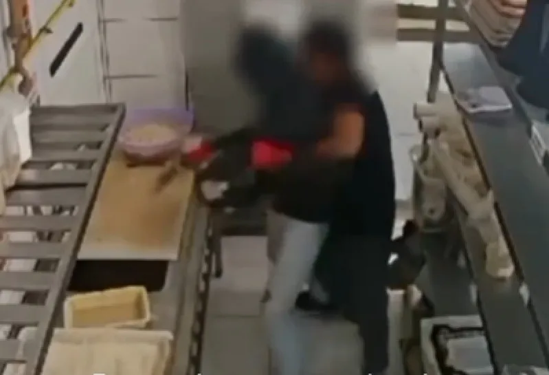 Vídeo: Motoboy invade restaurante e ameaça funcionário com faca em Cuiabá