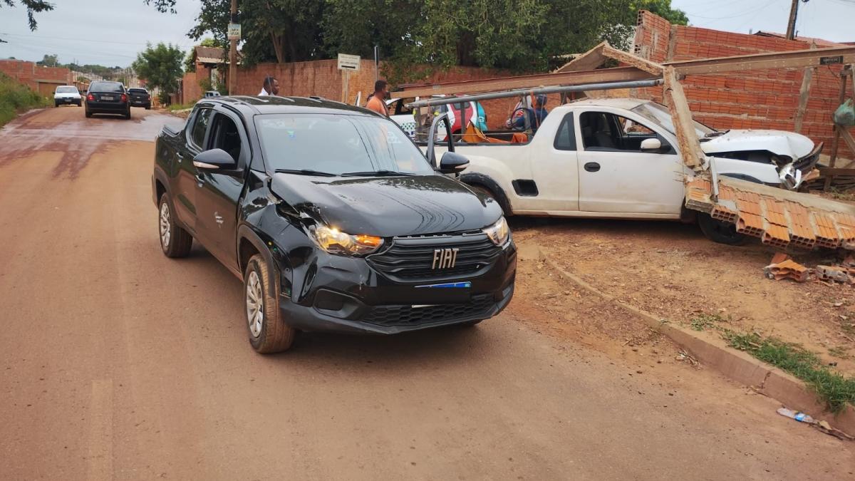 Motorista derruba muro de casa após colidir contra Strada