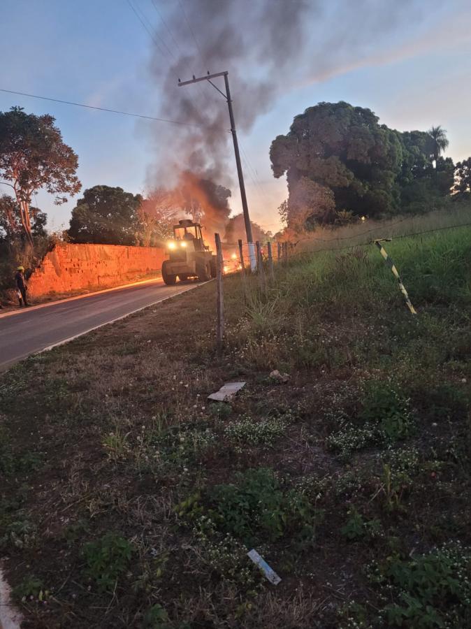 Acidente entre Pá carregadeira e moto deixa idoso em estado grave