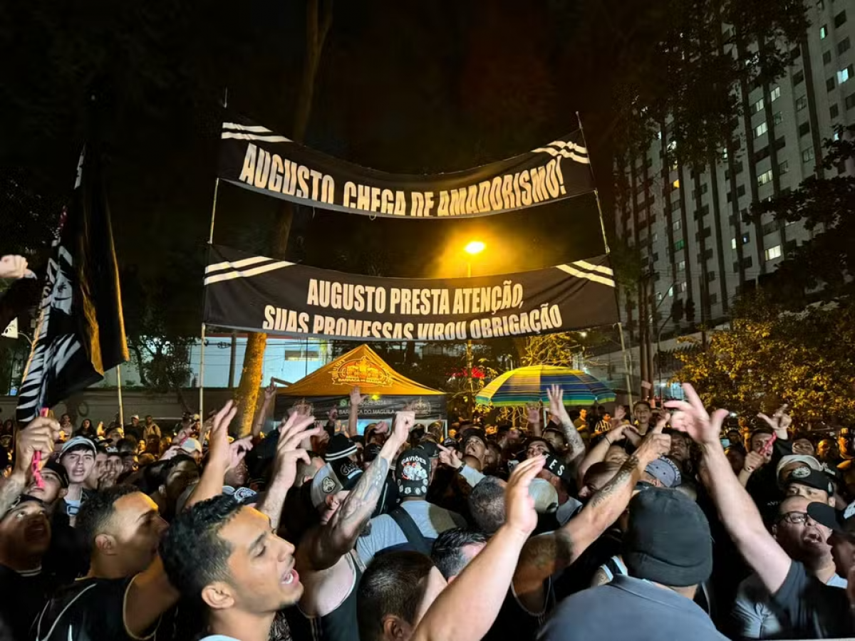 Torcida do Corinthians protesta no Parque São Jorge e Augusto Melo promete melhorias e reforços