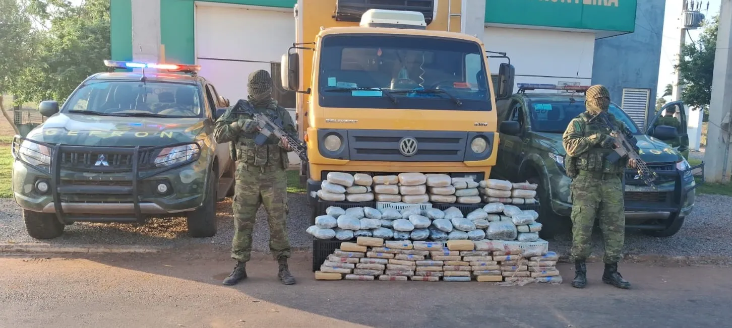 Dois homens são presos com 153 tabletes de ‘supermaconha’ em caminhão da Prefeitura de Cáceres
