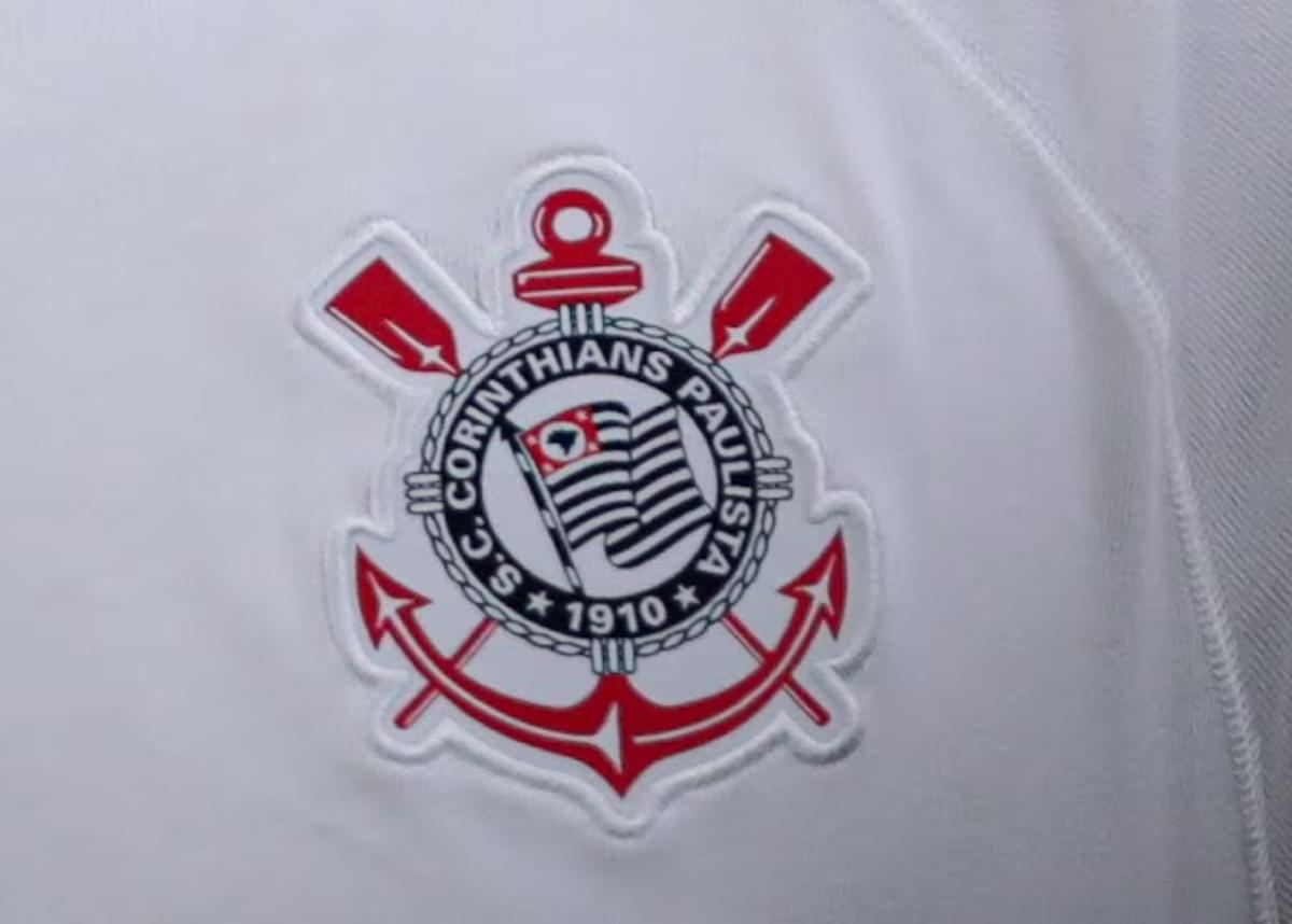 Corinthians negocia patrocínio master com marca que estampa camisa do Palmeiras