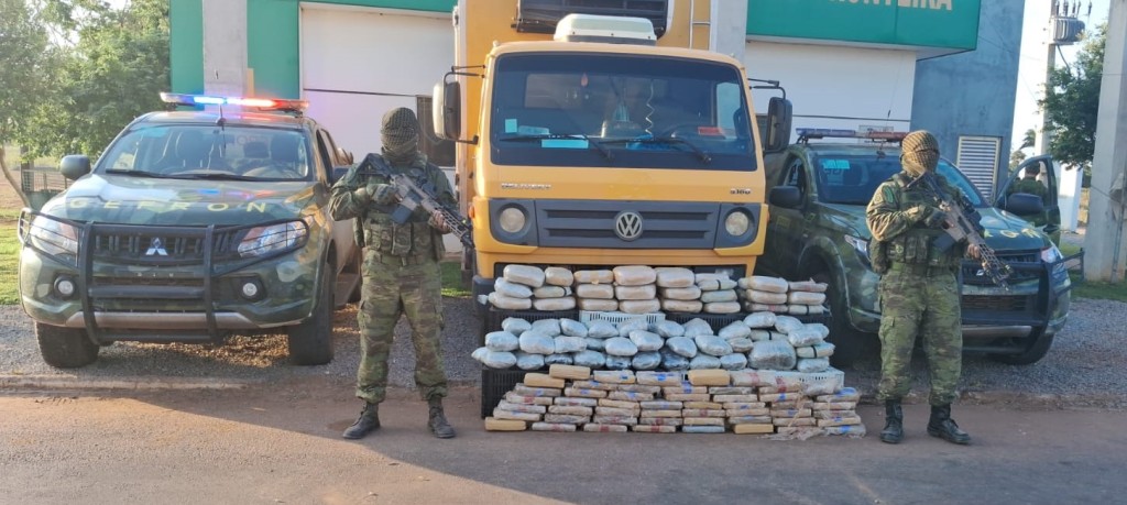 Gefron prende dois homens com 153 tabletes de skunk em caminhão de transporte de alimentos
