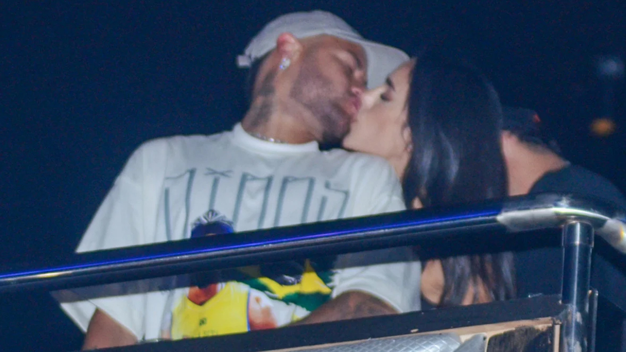 Neymar e Bruna Biancardi são flagrados aos beijos em show de Thiaguinho: ‘Voltaram?’
