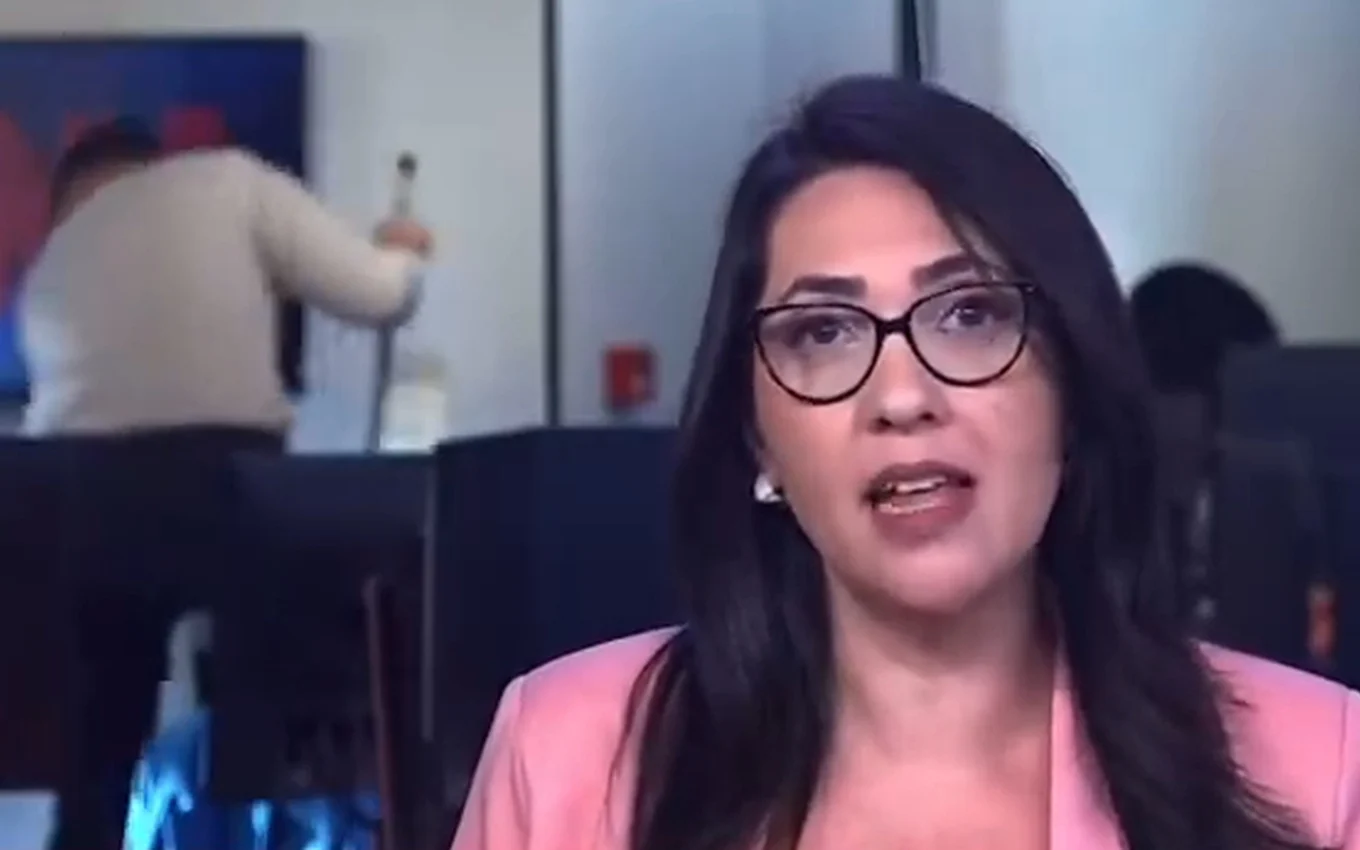 Repórter da CNN Brasil faz sujeira e varre a Redação ao vivo; veja