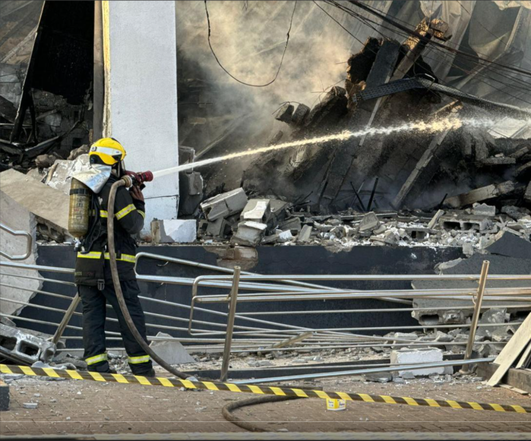 Bombeiros de Cuiabá e VG combatem incêndio no Shopping Popular; fogo se alastrou em 30 minutos