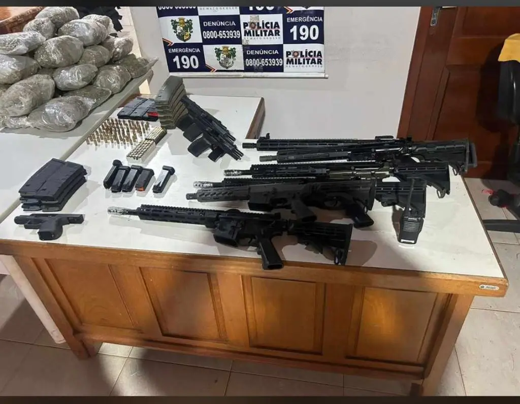 Polícia apreende arsenal e drogas após troca de tiros com bandidos