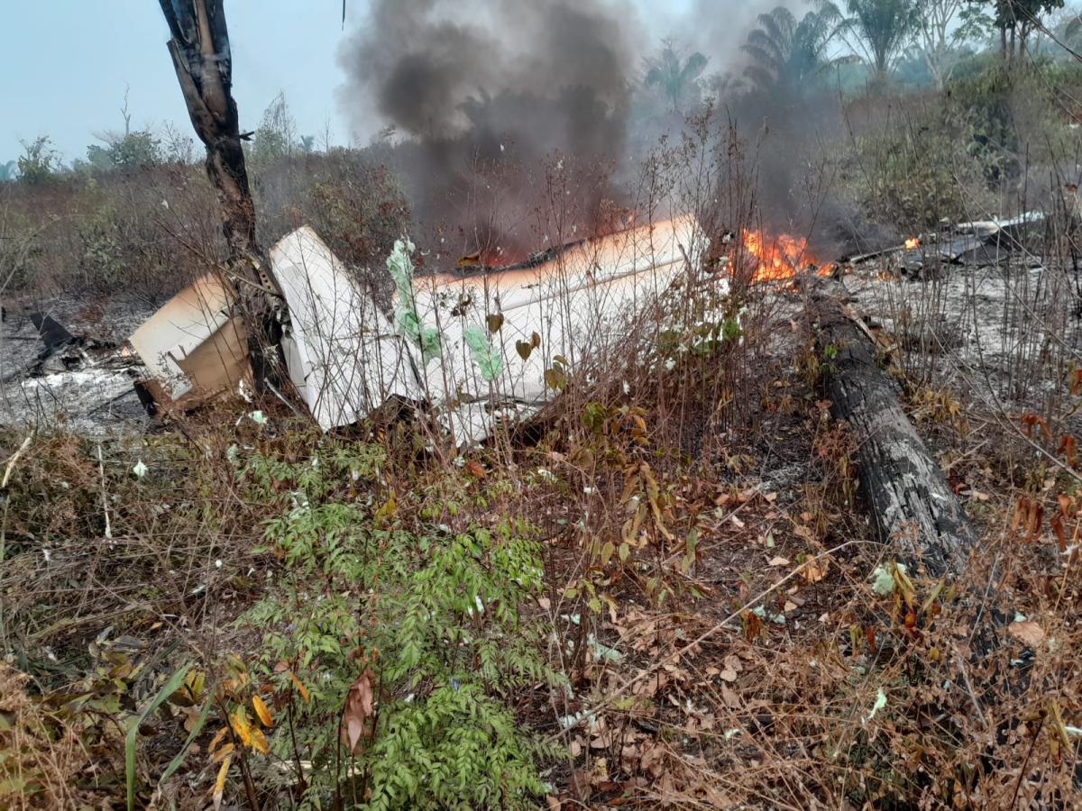 Caixa-preta de avião que matou 5 é encontrada e peritos recolhem destroços