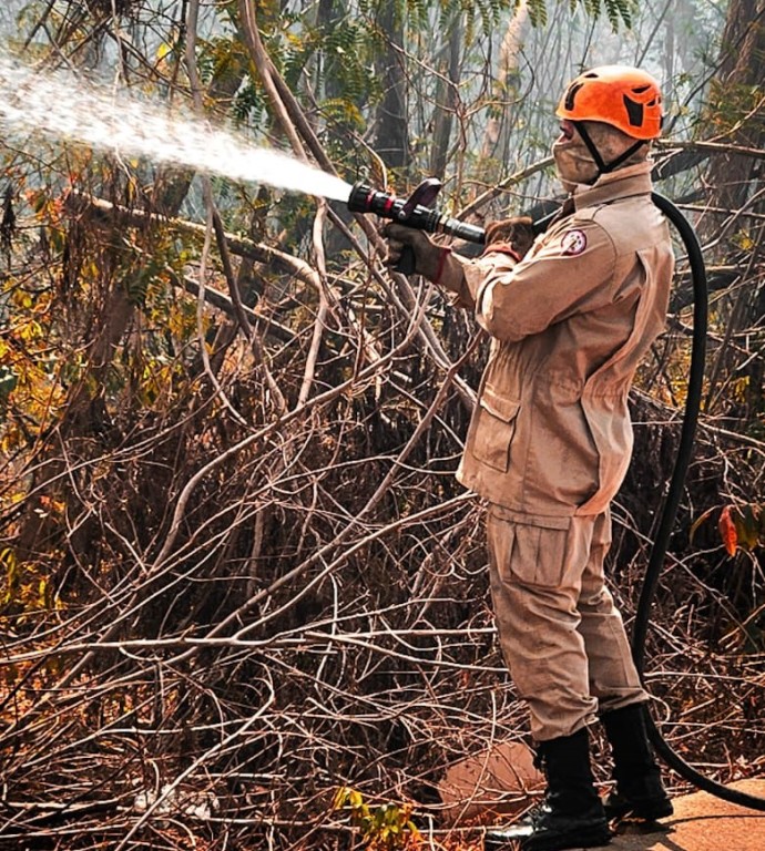 Bombeiros combatem incêndio em terreno baldio próximo ao Fórum de Cuiabá