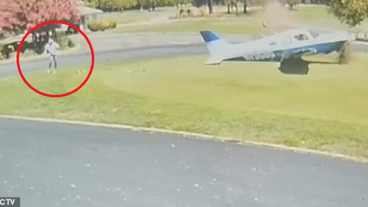 Avião faz pouso de emergência em campo de golfe e quase atropela homem; veja