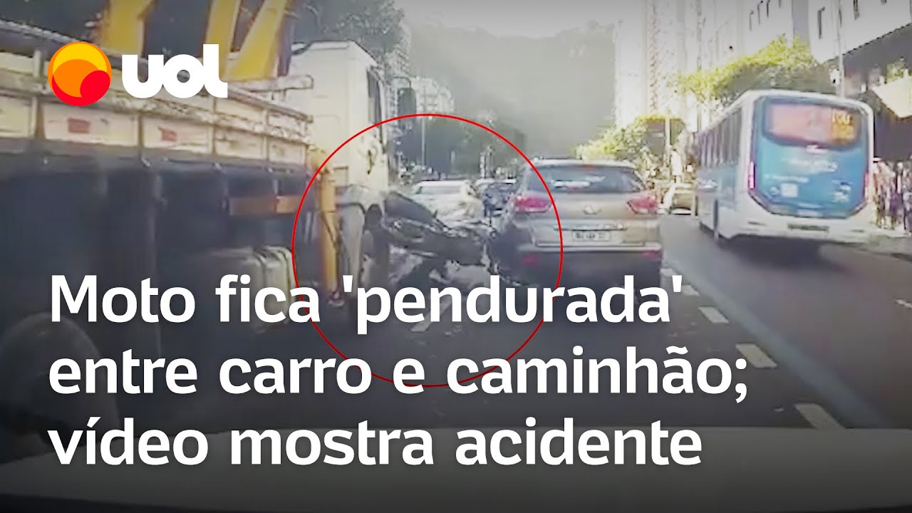 Moto fica ‘pendurada’ entre carro e caminhão após acidente; vídeo mostra o momento