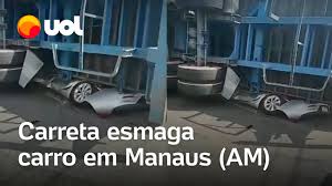 Carreta tomba em Manaus (AM) e esmaga carro; vídeo mostra como ficou veículo