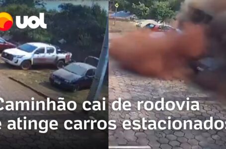 Caminhão tomba de rodovia e atinge carros estacionados; vídeo mostra momento