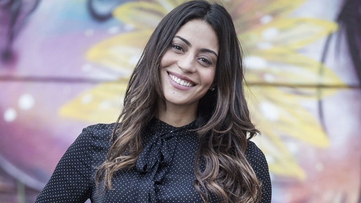 Carol Castro renova bronzeado em praia e celebra inicio de semana: ‘Segundou’