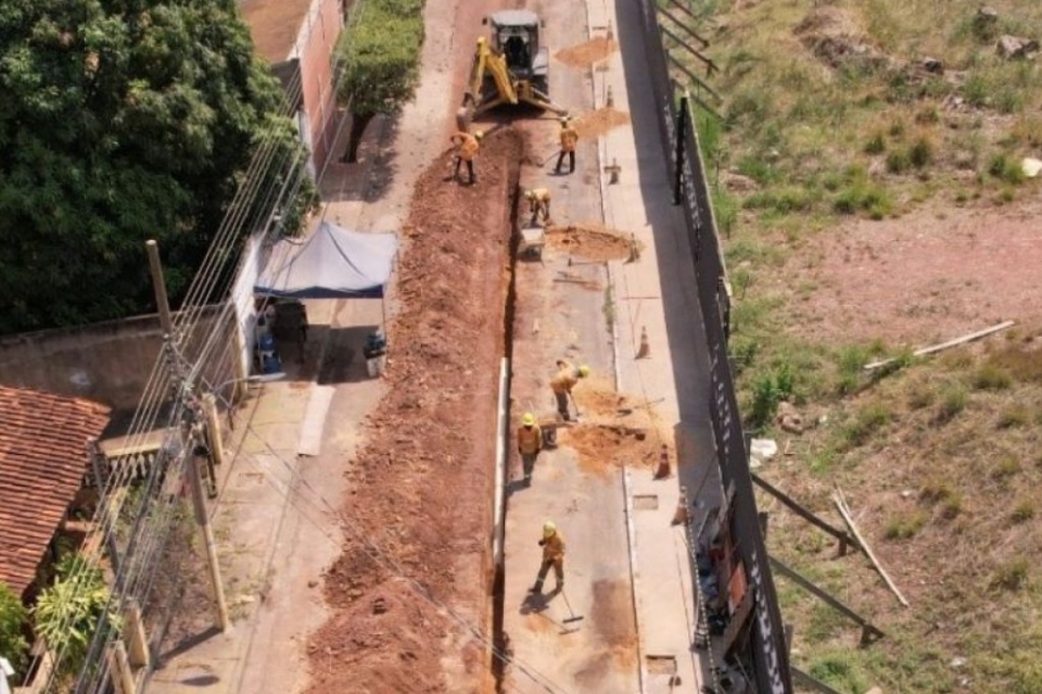 Bairro histórico, Araés recebe rede de esgoto em projeto que beneficiará mais de mil moradores