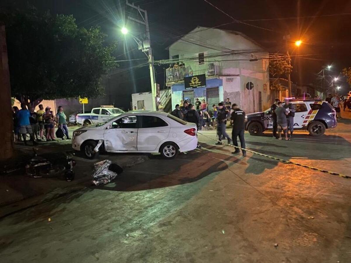 Adolescente de 17 anos morre após colidir moto com carro e motorista é preso