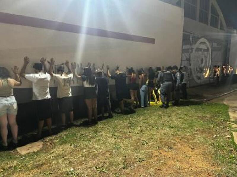 PM acaba com festa regada a drogas em frente à UFMT e leva 26 para a delegacia