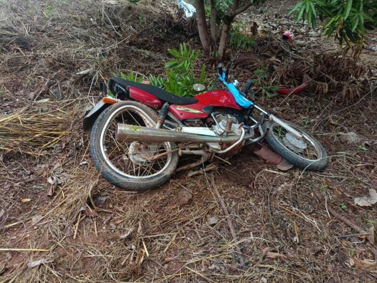 Idoso morre em acidente envolvendo moto e caminhonete