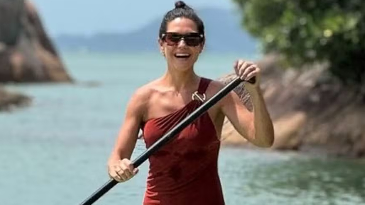 Thais Fersoza se diverte de maiô e pratica stand up paddle: ‘Eu amooooooo!’