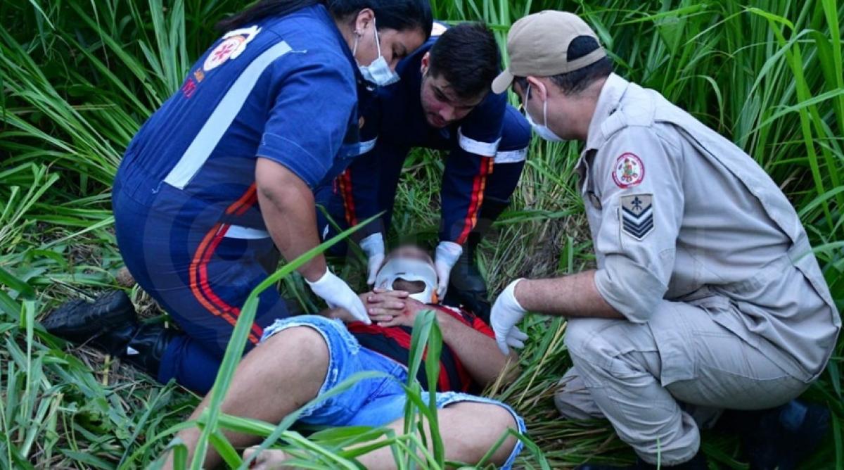 Jovem fica ferido após perder o controle de moto e cair às margens de avenida