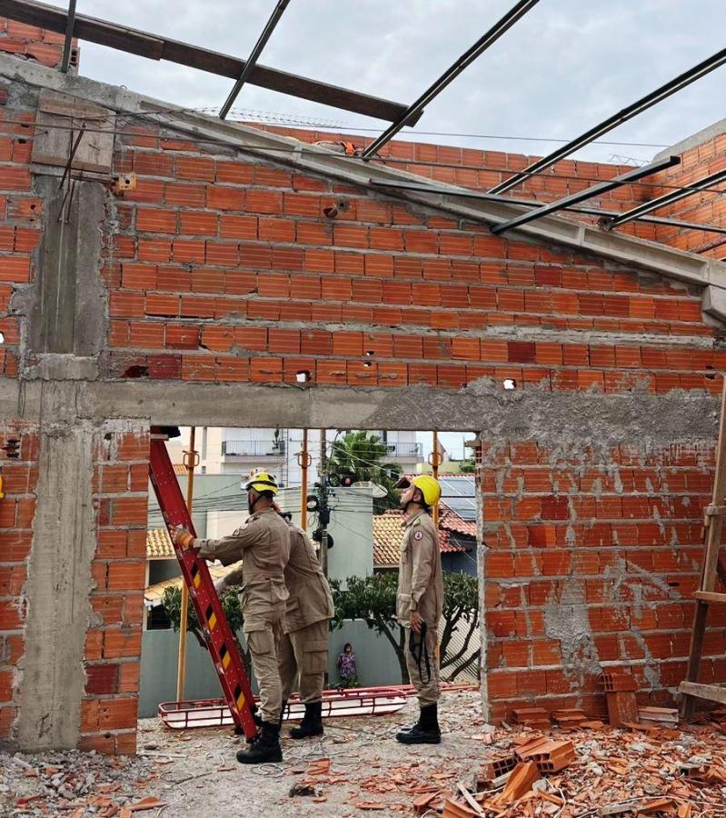 Trabalhador fica ferido ao receber descarga elétrica em obra