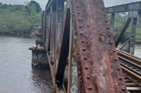 Jovem cai de ponte durante foto, e é salva pelo cadarço do namorado em SC