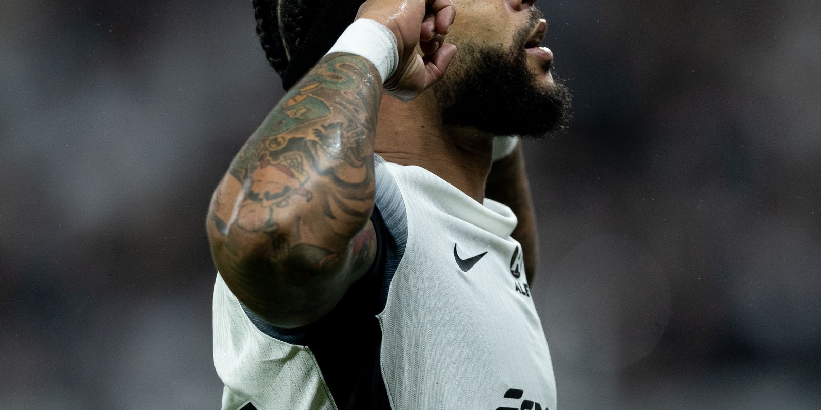 Depay brilha e Corinthians vence para ficar perto da Pré-Libertadores