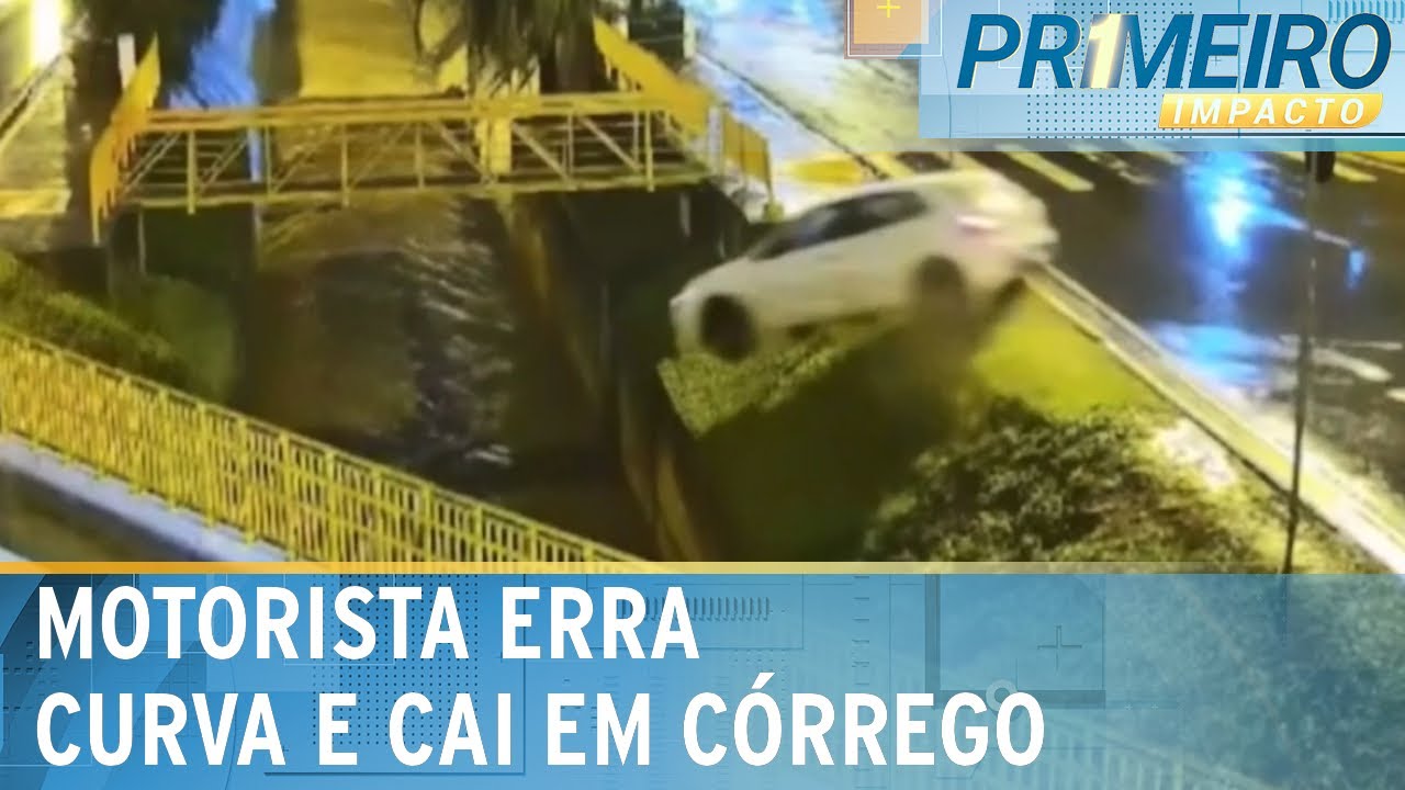 Flagra: Carro cai em córrego após motorista errar curva de rua; veja