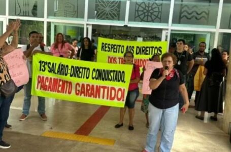 Servidores da Saúde protestam por falta de pagamento de 13° salário