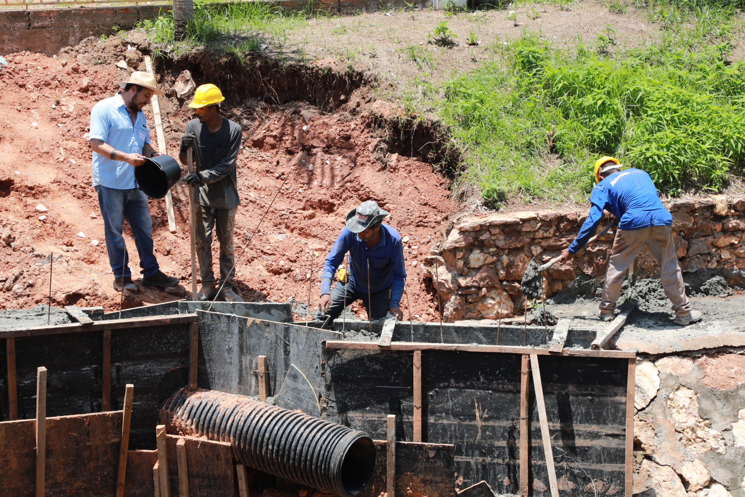 Prefeitura retira 480 toneladas de resíduos do Córrego do Gambá