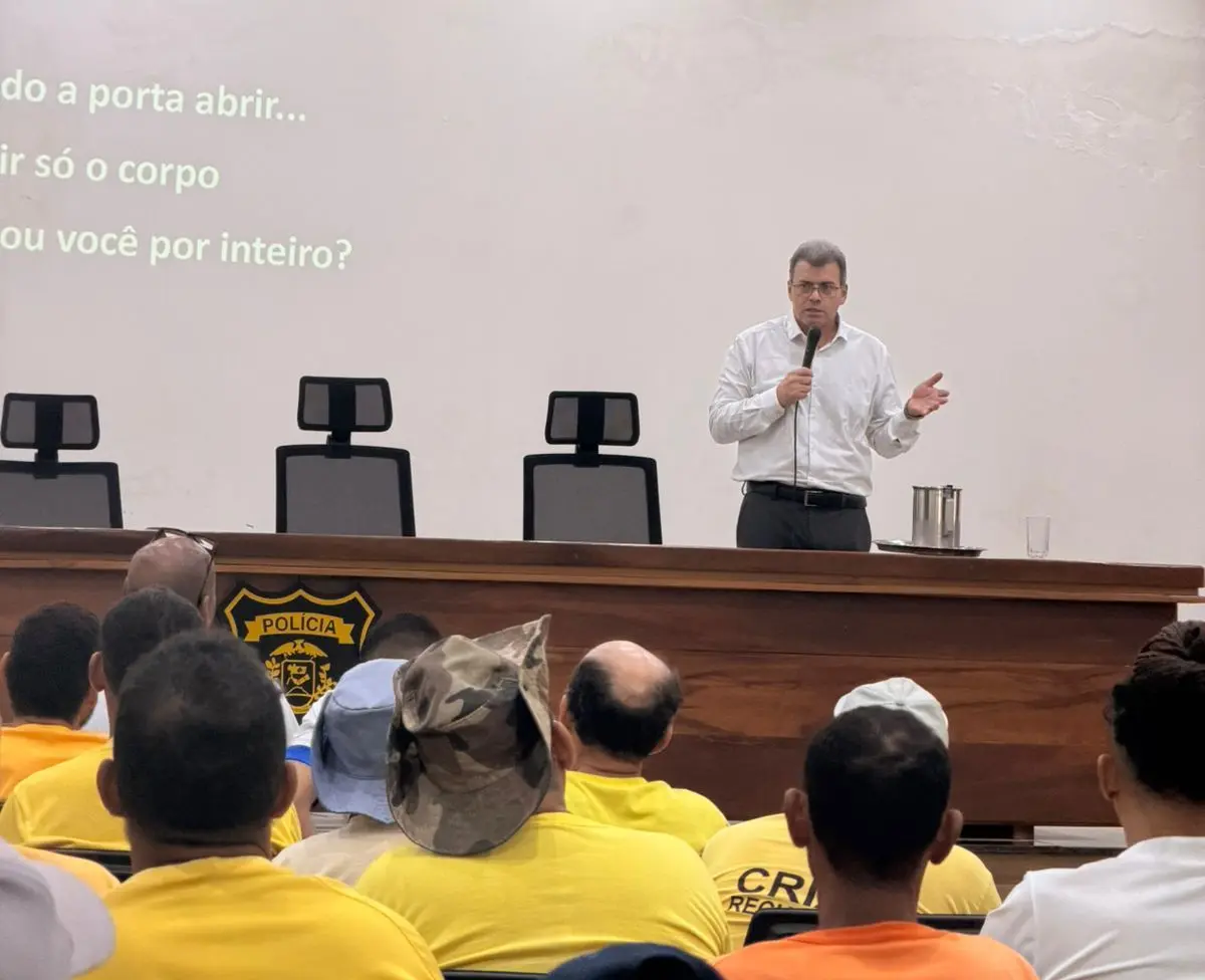 Foto horizontal que mostra o juiz Geraldo Fidelis palestrando a recuperandos do presídio Ahmenon Lemos Dantas.