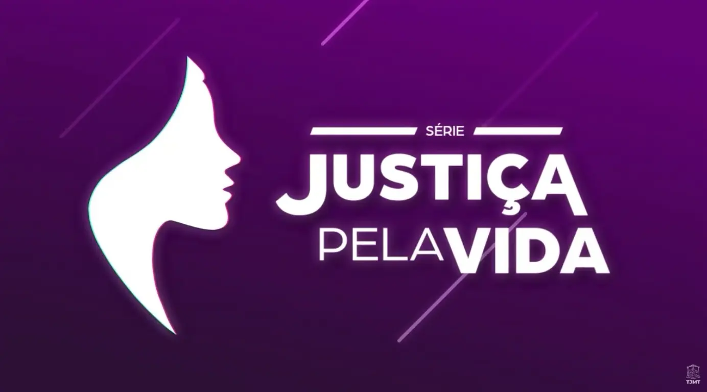 Arte gráfica em fundo roxo apresenta a frase “Série Justiça pela Vida”. À esquerda, há a silhueta estilizada do perfil de uma mulher em branco. O layout moderno traz linhas diagonais e destaca o tema voltado à proteção da vida, com logomarca do TJMT no canto.