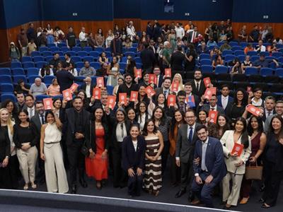 Foto da Notícia: Novos advogados, advogadas e estagiários recebem a sua inscrição na OAB-MT 