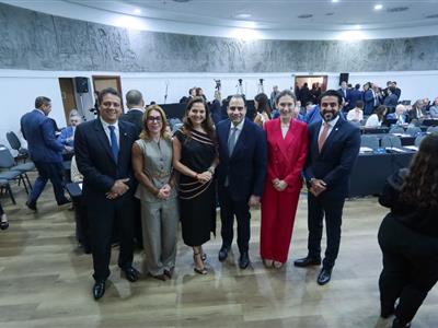 Foto da Notícia: Presidente Gisela Cardoso é homenageada por 'brilhante' conferência e divide aplausos com advocacia mato-grossense