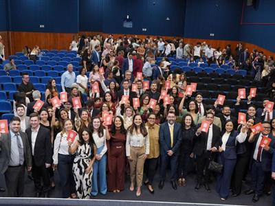 Foto da Notícia: Novos advogados e advogadas recebem a carteira da OAB-MT, durante evento na Seccional