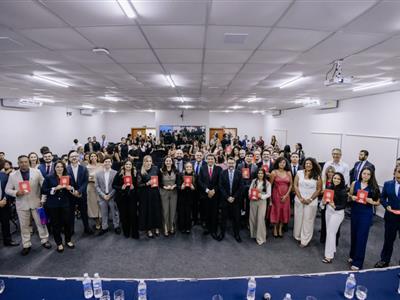 Foto da Notícia: OAB-MT recebe novos profissionais com a entrega de carteiras para advogados e estagiários